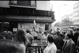 Militantes de la Unión de Juventudes Comunistas de España repartiendo folletos pidiendo la mayoria de edad a los 18 años – 04