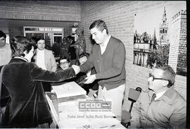 Aurora León durante la jornada electoral del 27 de noviembre de 1980 – 36
