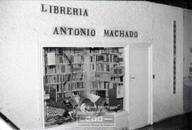 Atentado contra la librería Antonio Machado – Foto 12