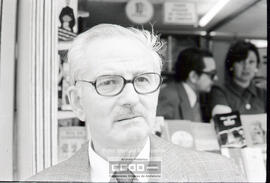 Escritor y escritora en una librería – Foto 3