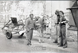 Hombre con carrito de hierros – Foto 4