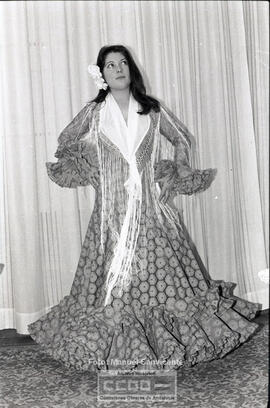 Mujeres posando con traje de flamenca - Foto 03