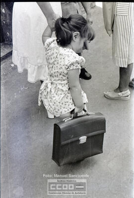 Niños dirigiéndose al colegio – Foto 6