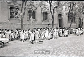 Madres y niños entrando en un colegio – Foto 8