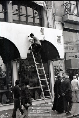 Retirada de carteles de Fuerza Nueva de los comercios – Foto 3