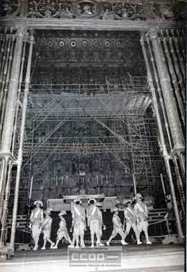 Seises bailando en la Catedral de Sevilla – Foto 3