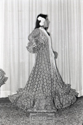 Mujeres posando con traje de flamenca - Foto 04