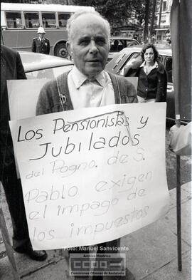 Concentración de pensionistas reivindicando descuentos en los transportes, entre otras – Foto 3