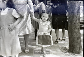 Niños dirigiéndose al colegio – Foto 12