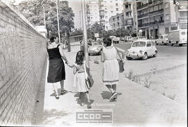 Niños dirigiéndose al colegio – Foto 18