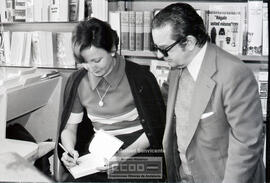 Escritor y escritora en una librería – Foto 8