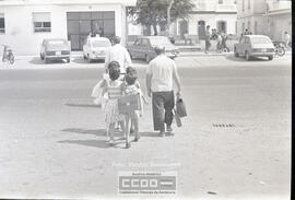 Niños dirigiéndose al colegio – Foto 17