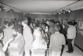Público observando una exposición de pintura – Foto 4