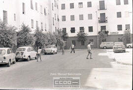 Niños dirigiéndose al colegio – Foto 4