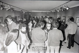 Público observando una exposición de pintura – Foto 5