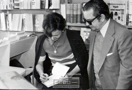 Escritor y escritora en una librería – Foto 7