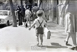 Niños dirigiéndose al colegio – Foto 8