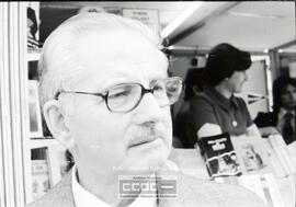 Escritor y escritora en una librería – Foto 1
