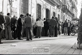 Colas para cobrar el paro y coche haciendo campaña para el PCE – Foto 10