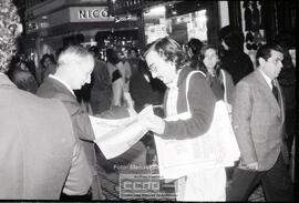 Reparto de Mundo Obrero en la calle y reunión en la sede del PCE – Foto 3