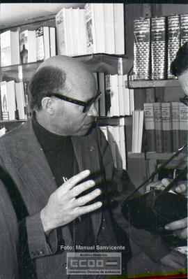 Escritor en librería – Foto 1