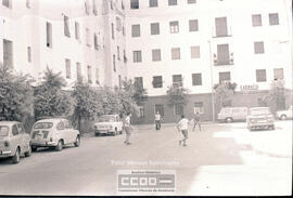 Niños dirigiéndose al colegio – Foto 1