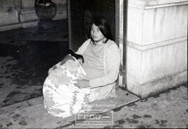 Mujeres con niños pidiendo – Foto 5