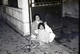 Mujeres con niños pidiendo – Foto 3