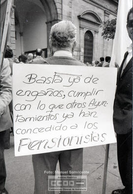 Concentración de pensionistas reivindicando descuentos en los transportes, entre otras – Foto 6