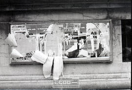 Retirada de carteles de Fuerza Nueva de los comercios – Foto 1