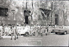 Madres y niños entrando en un colegio – Foto 6
