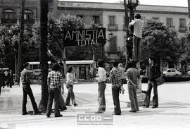 Jóvenes colgando el cartel "Amnistía total" en la plaza Nueva – Foto 3