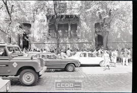 Madres y niños entrando en un colegio – Foto 4