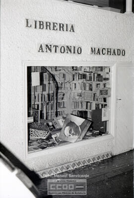 Atentado contra la librería Antonio Machado – Foto 7