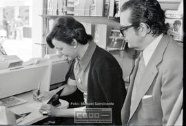Escritor y escritora en una librería – Foto 9