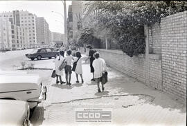 Niños dirigiéndose al colegio – Foto 16