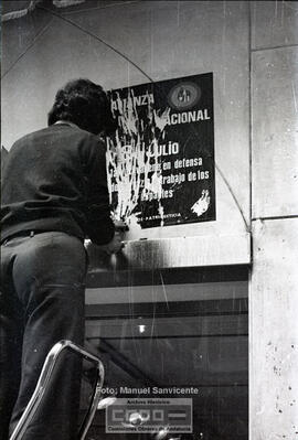 Retirada de carteles de Fuerza Nueva de los comercios – Foto 4