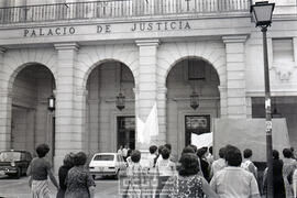 Manifestación de mujeres en solidaridad con compañeros de empresas en crisis - Foto 12
