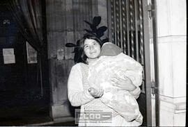 Mujeres con niños pidiendo – Foto 7