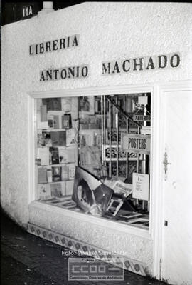 Atentado contra la librería Antonio Machado – Foto 10