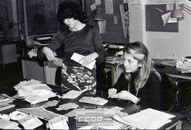 Mujeres embuchando cartas – Foto 4