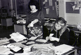 Mujeres embuchando cartas – Foto 9
