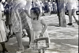 Niños dirigiéndose al colegio – Foto 11
