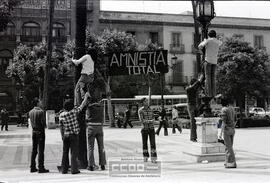 Jóvenes colgando el cartel "Amnistía total" en la plaza Nueva – Foto 2