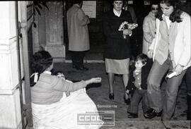 Mujeres con niños pidiendo – Foto 6