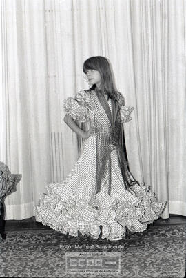 Mujeres posando con traje de flamenca - Foto 02