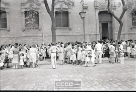 Madres y niños entrando en un colegio – Foto 15