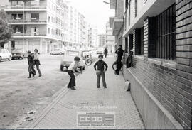 Niños jugando en la calle y coches acccidentados – Foto 3