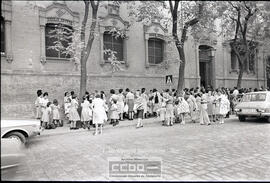 Madres y niños entrando en un colegio – Foto 16