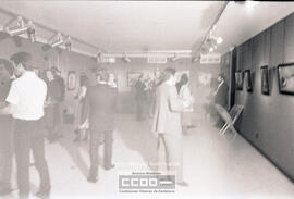 Público observando una exposición de pintura – Foto 7